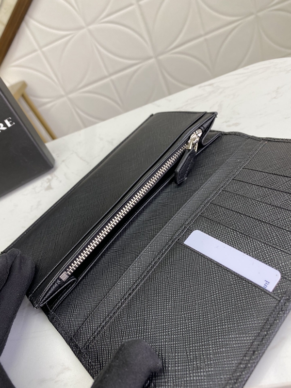 プラダ財布コピー着用イメージ